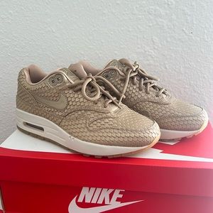 Rare women’s Nike Air Max Snake Skin style size 7 Gold